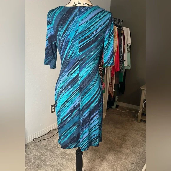 Vintage and Gorgeous- The Bluish colors in this dress are vibrant and Noticeable - Picture 6 of 13